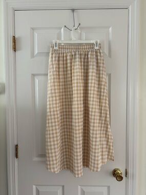 Gingham Elastic-Waist Midi Skirt in Beige and White